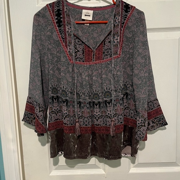 Knox Rose Flowy Blouse. - Picture 2 of 5